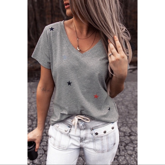 🆕 V Neck Stars Print Gray Tee - Picture 5 of 6